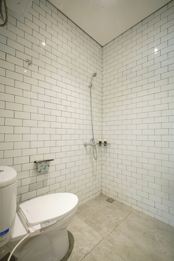 Bathroom 5, Executive Queen Balcony at Markaz Collective Space (Min 2N Stay), Bandung