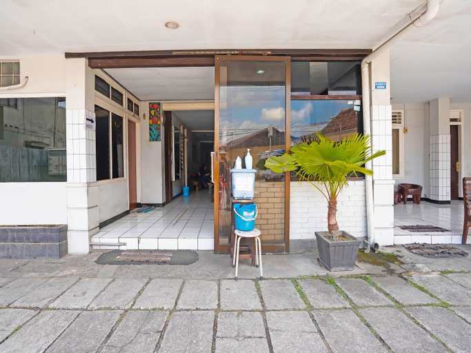 Exterior & Views 2, OYO 91710 Hotel Anugerah, Jember