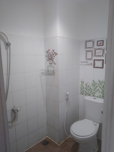 Bathroom 5, Cozy Studio Apartemen Gunung Putri Square by Klique Room, Bogor