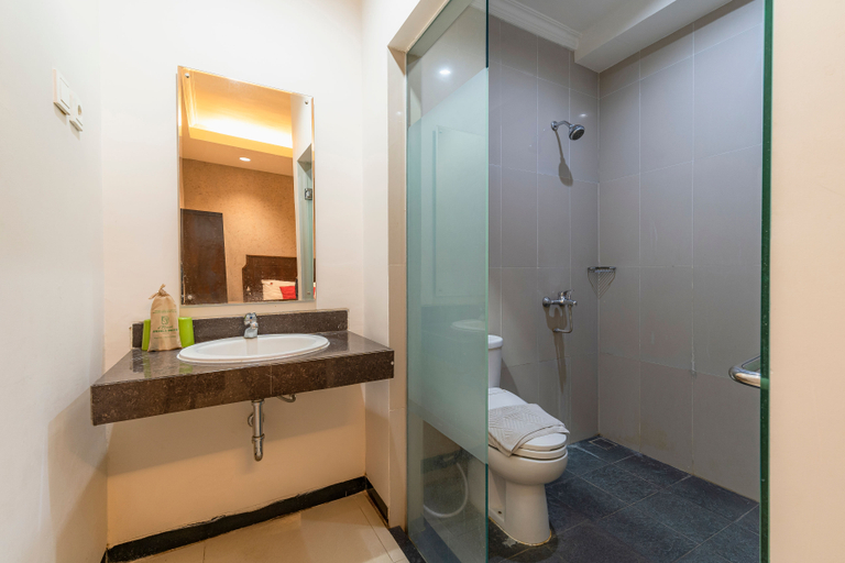 Bathroom, D'Fresh Hotel & Resto Manage by Ascent Malang, Malang