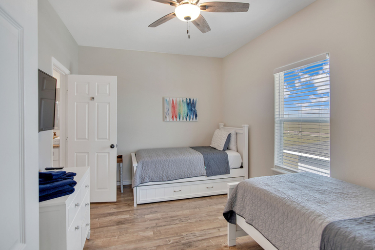 Bedroom 3, Turtle On The Rocks, Nueces