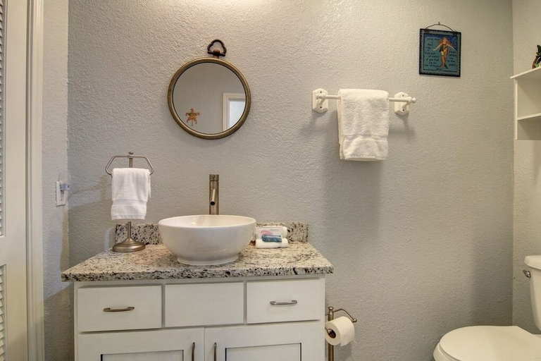 Bathroom 4, A Little Bit of Heaven, Nueces