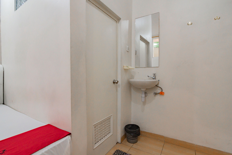 Bathroom 4, RedDoorz near Prujakan Station Cirebon, Cirebon