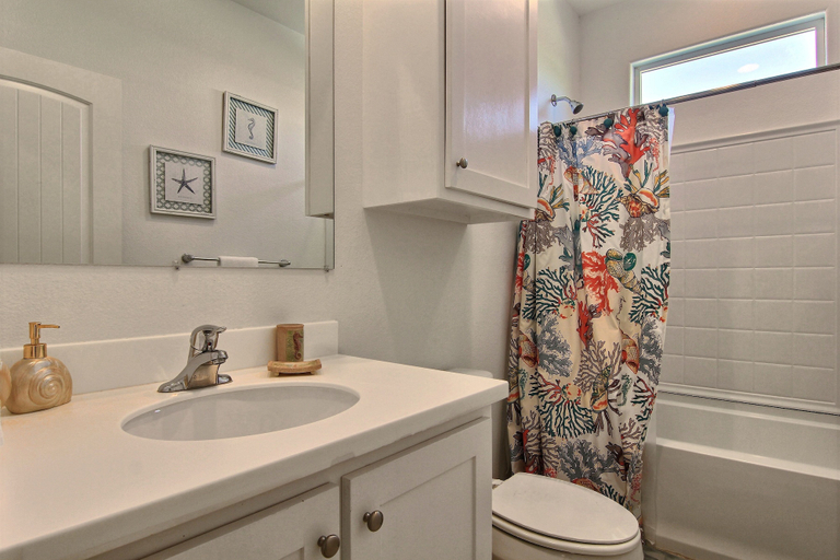 Bathroom 4, Wet-n-wild, Nueces