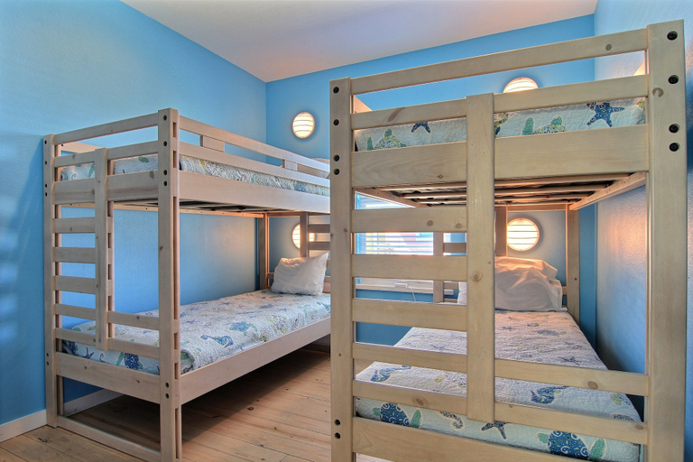 Bedroom 3, Wet-n-wild, Nueces