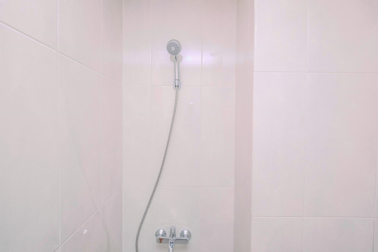 Bathroom 5, Minimalist Studio at Evenciio Margonda Apartment By Travelio, Depok