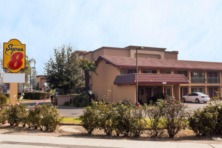 Super 8 by Wyndham Visalia, Tulare