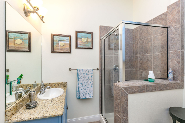 Bathroom 3, Beach Daze, Nueces