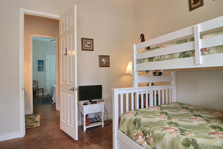 Bedroom 2, Birds of Paradise, Nueces