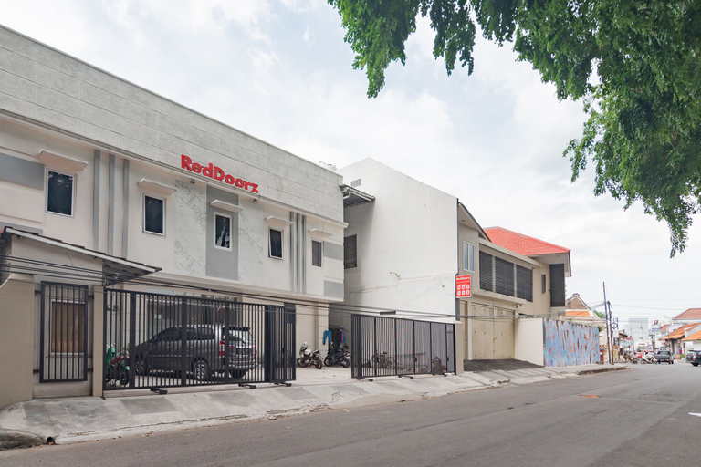 Exterior & Views 2, RedDoorz near Prujakan Station Cirebon, Cirebon
