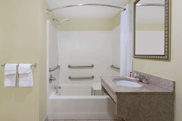 Bathroom 5, Super 8 by Wyndham Montgomery I-65, Montgomery
