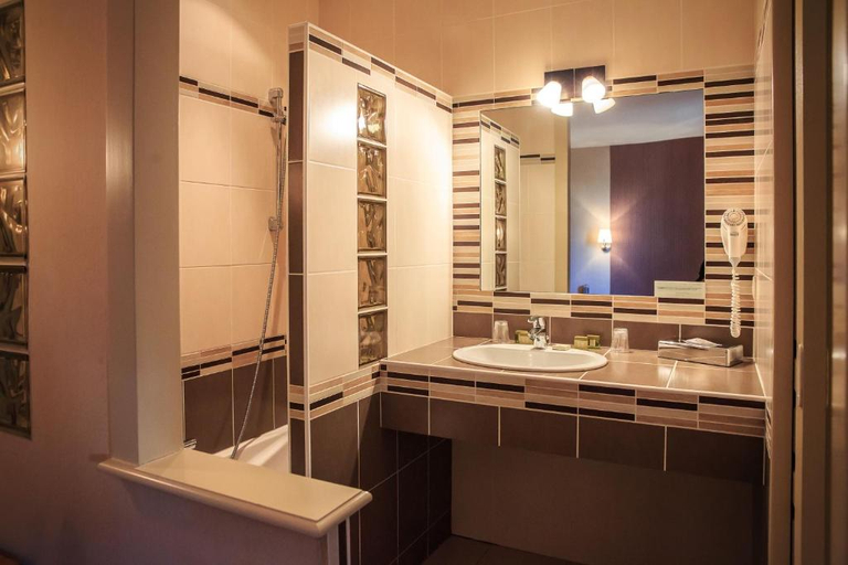 Bathroom 3, Hostellerie d'Heloise, Saône-et-Loire