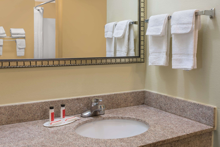 Bathroom 3, Super 8 by Wyndham Montgomery I-65, Montgomery