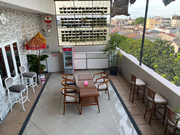 Living Area 10