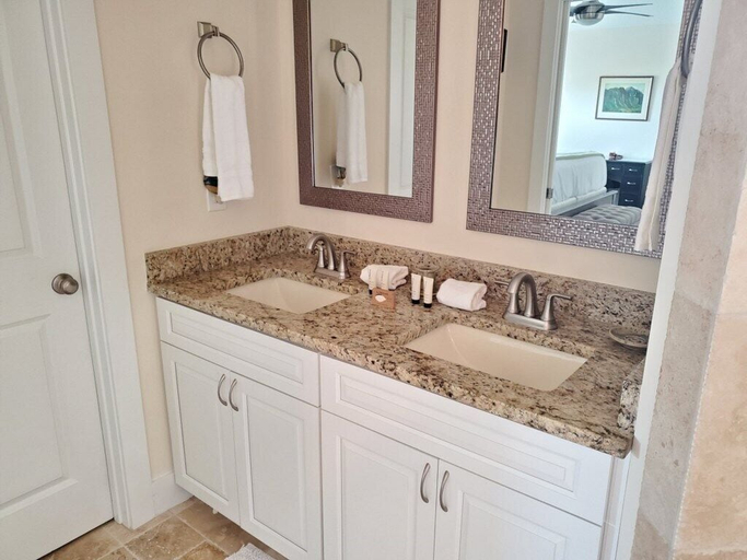 Bathroom 5, Island Escape, Saint Johns