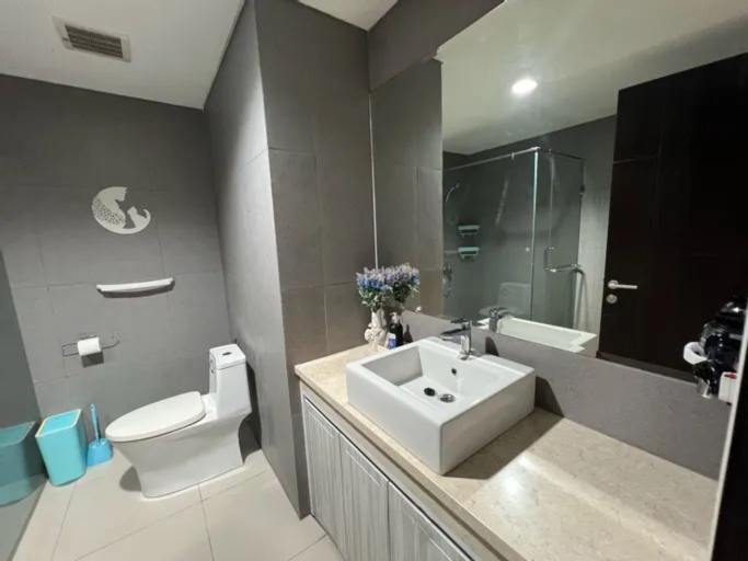 Bathroom 5, Nginap Jogja at Patraland Amarta (Merapi View, on High Floor), Sleman