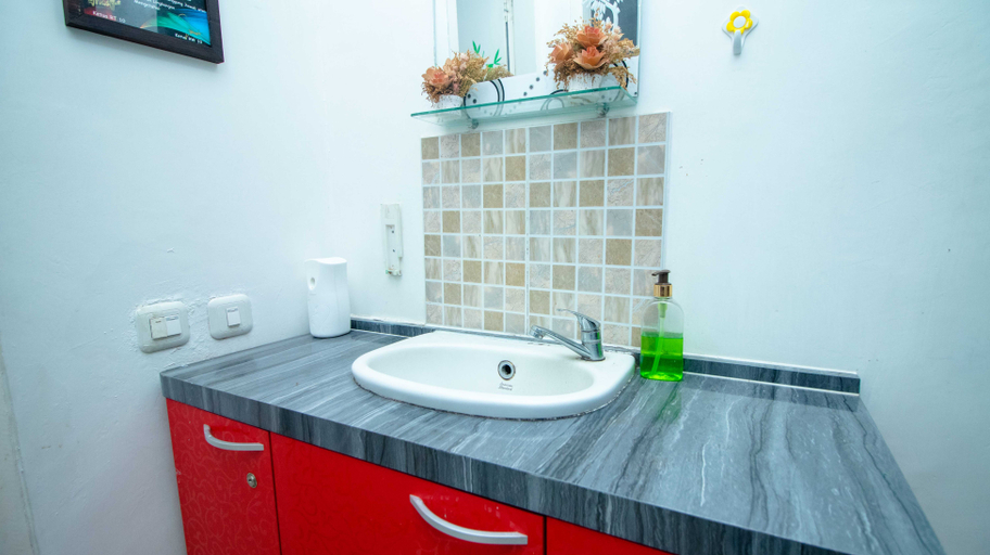 Bathroom 5, Villa Shiny | Karaoke & Chill Spot, Malang