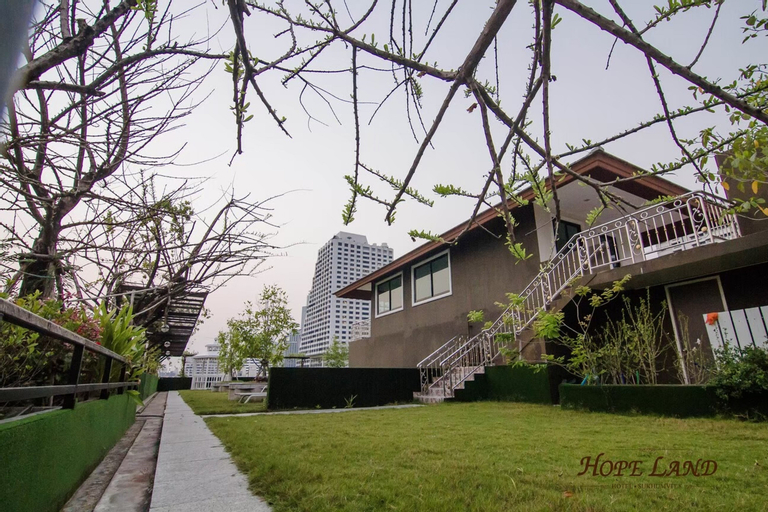 Exterior & Views 13