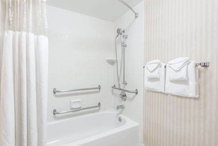 Bathroom 4, Xenia, Greene