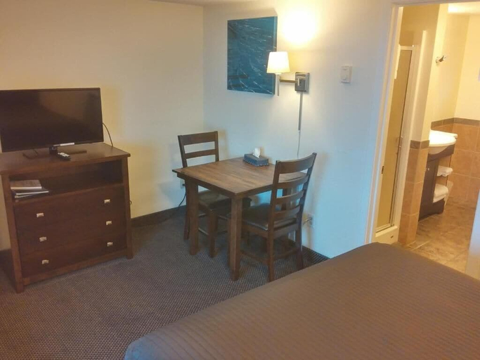 Bedroom 3, Sunset Surf Motel, Tillamook