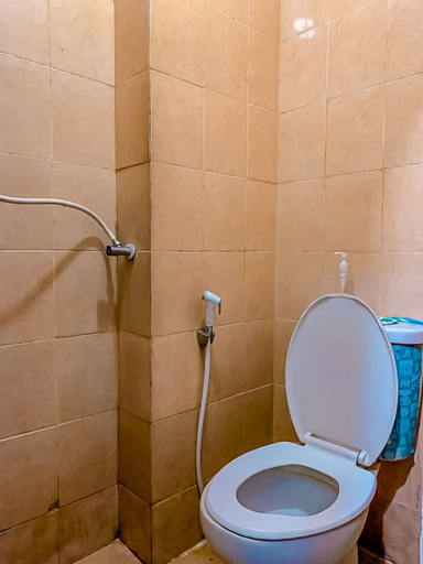 Bathroom 5, Cozy Apartemen Paragon Village by Antonio Room, Tangerang