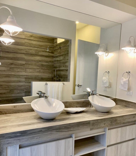 Bathroom 5, Les Voiles Blanches, Santa Cruz