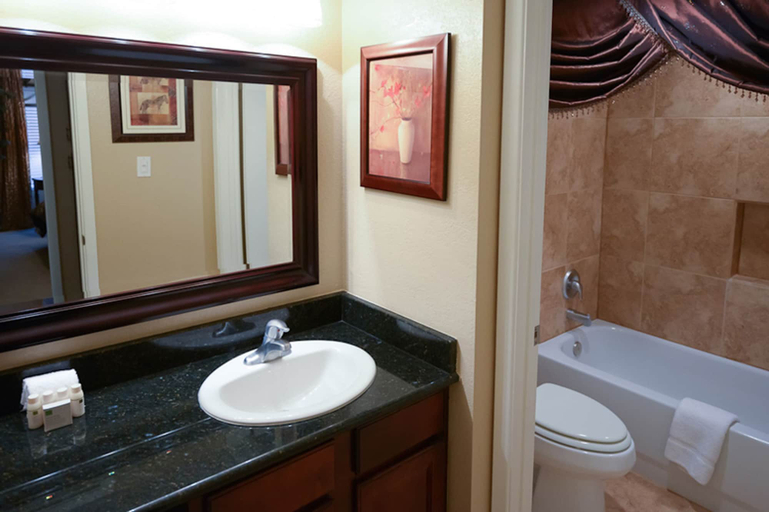 Bathroom 4, Traditional Touch 1BR by Casago, Maricopa