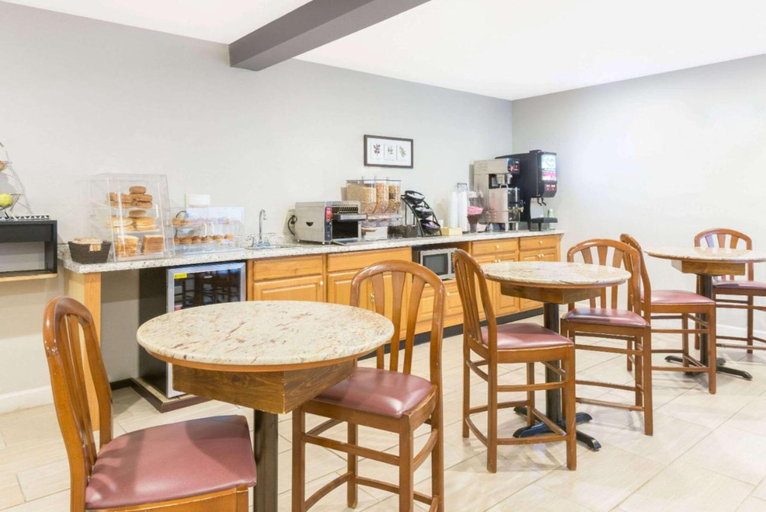 Food & Drinks 5, Baymont by Wyndham Henrietta/Rochester, Monroe
