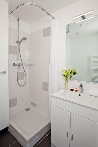 Bathroom 4, Sejours & Affaires Paris Bagnolet, Seine-Saint-Denis