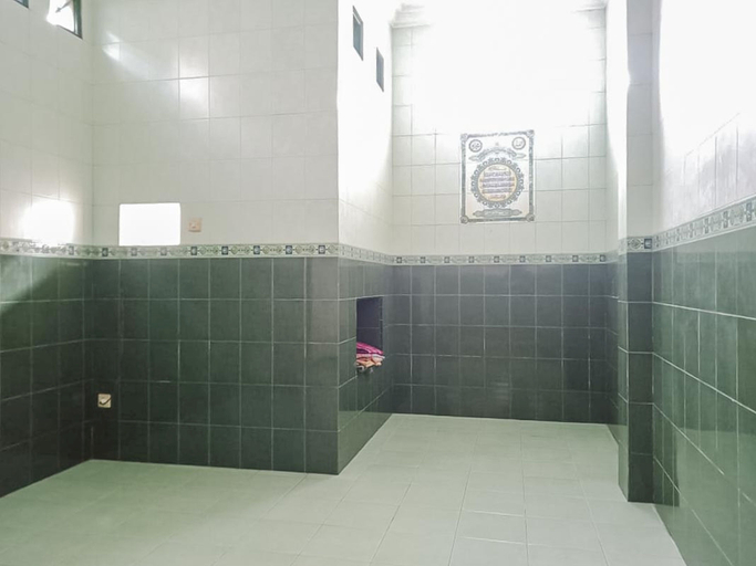 Bathroom, RedDoorz Syariah @ Hotel Sidomulyo Pacitan, Pacitan