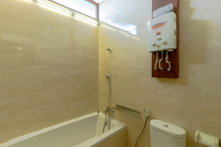 Bathroom 4, De Reiz Villa Firen Syariah 5 BR Mountain and City View Family Only, Bandung