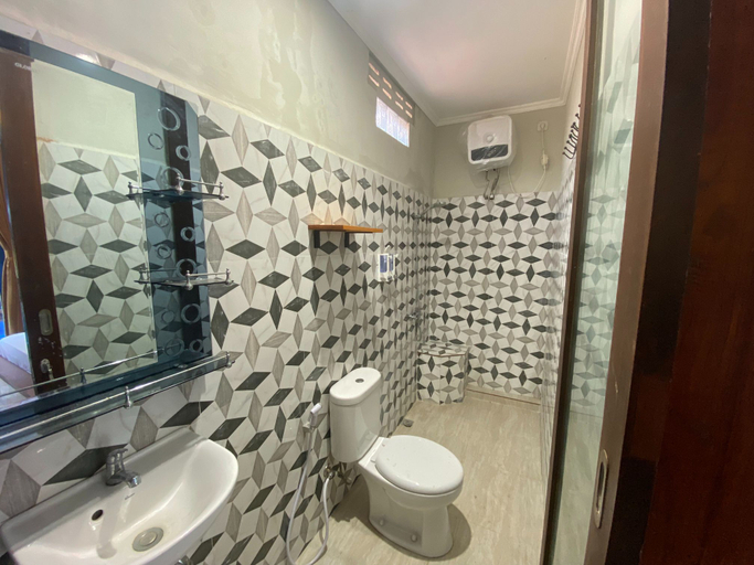 Bathroom 5, Anny Guesthouse by ecommerceloka, Denpasar