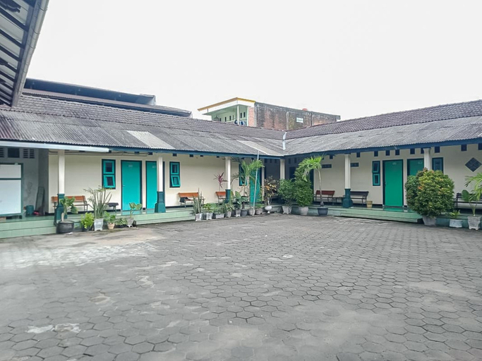 Exterior & Views, RedDoorz Syariah @ Hotel Sidomulyo Pacitan, Pacitan