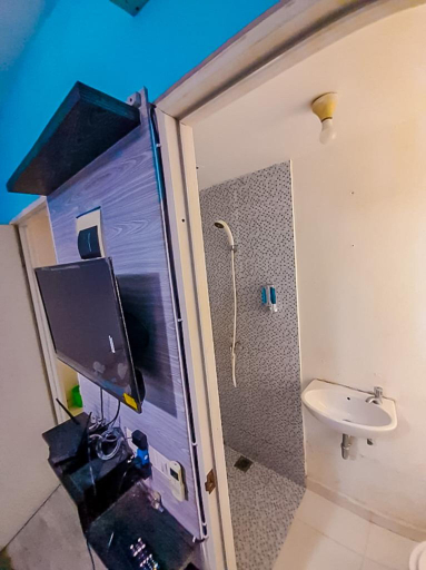 Bathroom 5, Cozy Studio Aeropolis AR3 Tower 1, Tangerang