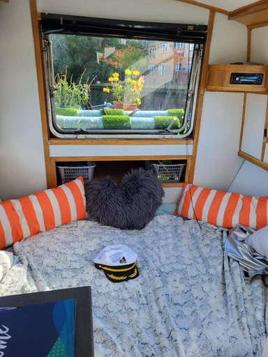 Room 3, Charming Baby Narrowboat Apsley Marina, Hertfordshire