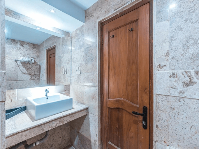 Bathroom 5, Hotel Alia Matraman Jakarta, East Jakarta