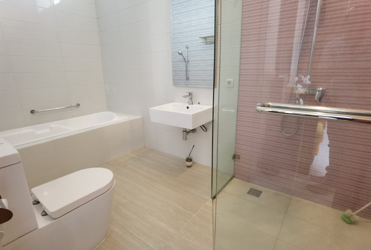 Bathroom 5, Platinum Yellow Bandung Villa 24pax Private Pool, Bandung