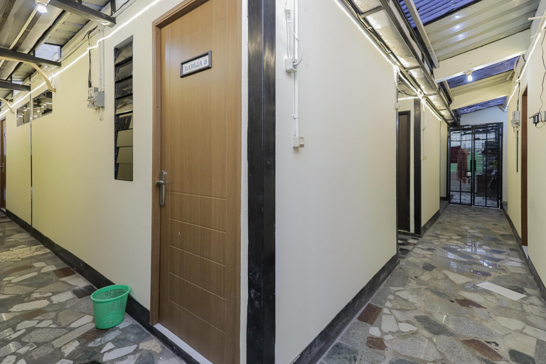 Public Area 3, RedDoorz near RS Sari Asih Ciledug, West Jakarta