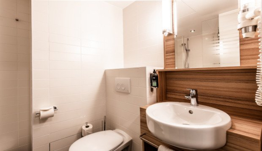 Bathroom 5, Premier Inn Hannover City University, Region Hannover