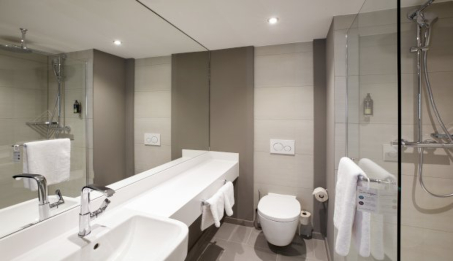 Bathroom 5, Premier Inn Hamburg St. Pauli, Hamburg
