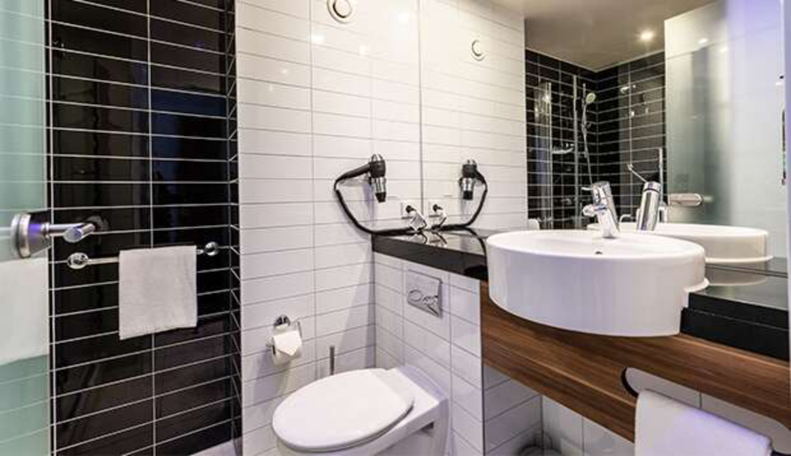 Bathroom 4, Premier Inn Hamburg City - Zentrum, Hamburg