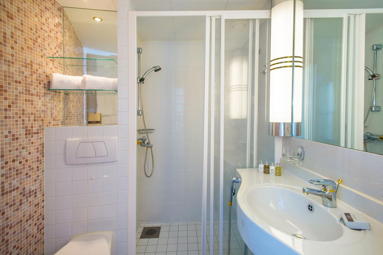 Bathroom, Sunborn London Yacht Hotel, London
