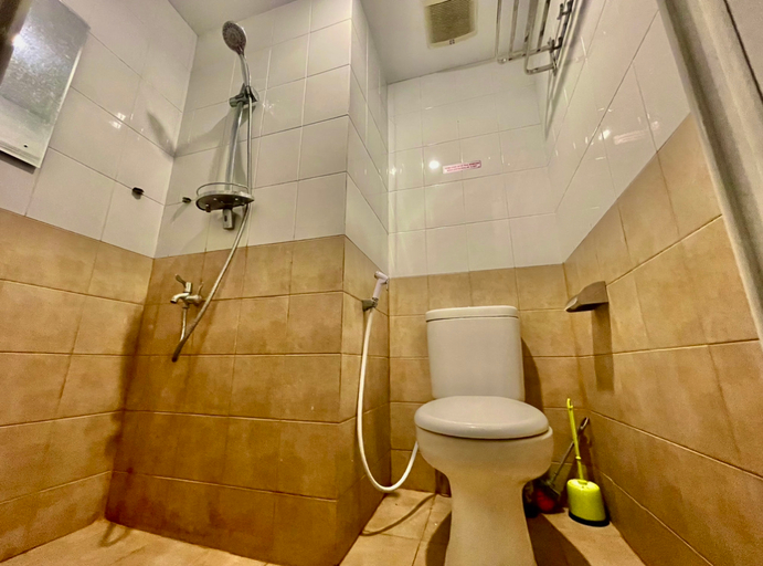 Bathroom 5, Luxury Studio at Apartemen Green Pramuka, Central Jakarta
