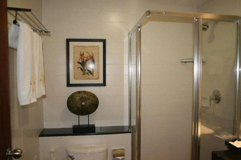 Bathroom 10