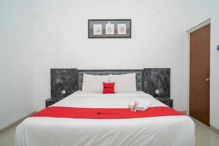 Bedroom 1, RedDoorz @ Sukomanunggal Surabaya, Surabaya