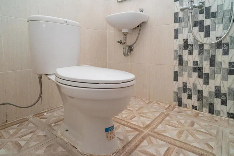 Bathroom 4, RedDoorz @ Sukomanunggal Surabaya, Surabaya