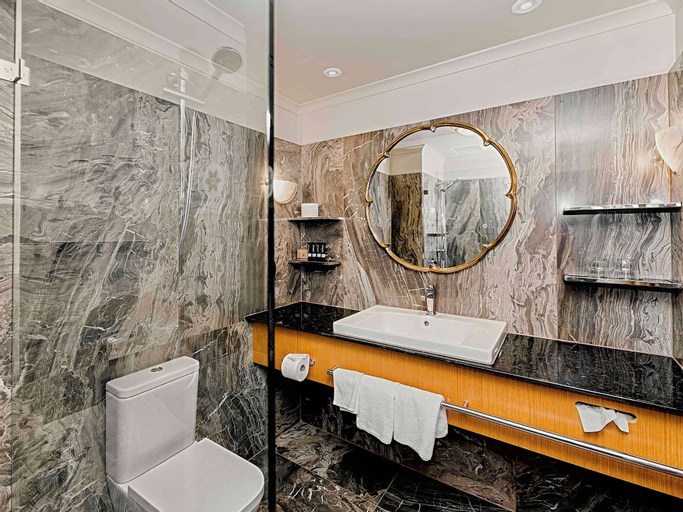 Bathroom 10