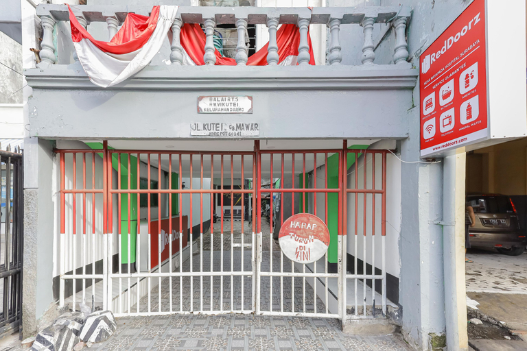 Exterior & Views 2, RedDoorz near Mayapada Hospital Surabaya, Surabaya