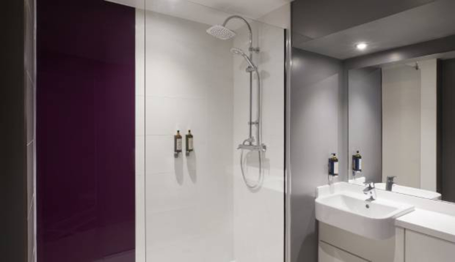 Bathroom 5, Premier Inn Oxford City Centre - Westgate, Oxfordshire