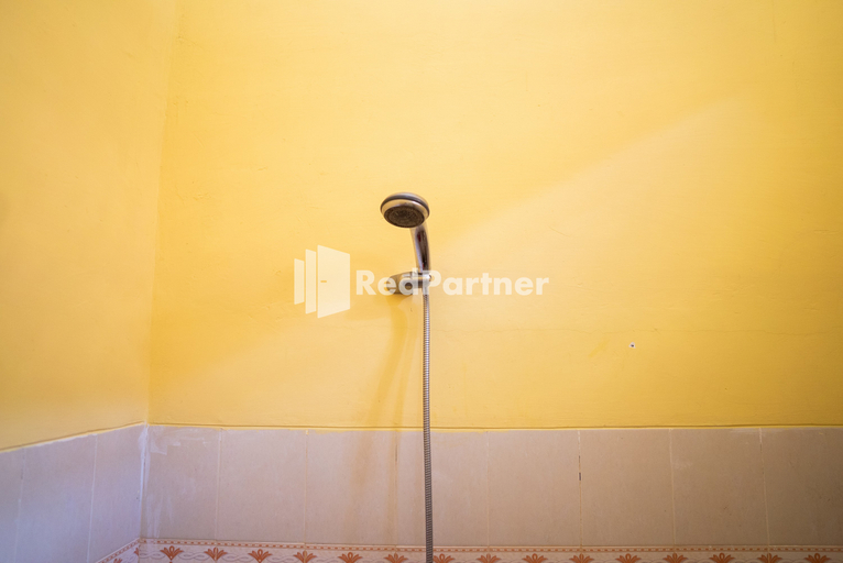Wisma Citra Metro Mitra RedDoorz - Tap to explore photos